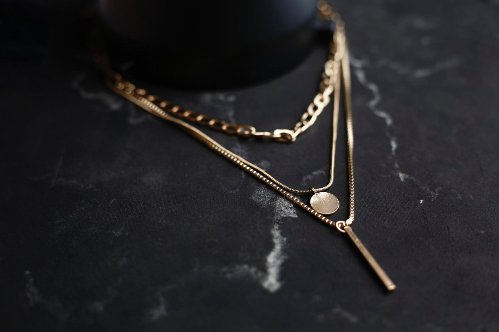 Biżuteria pozłacana złota – w czym tkwi różnica?